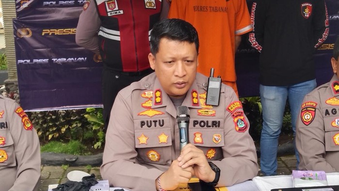 Kapolres Tabanan, AKBP I Putu Bayu Pati, saat memberikan keterangan pers di Mapolsek Baturiti, Kamis (6/11/2025). (Krisna Pradipta/detikBali)