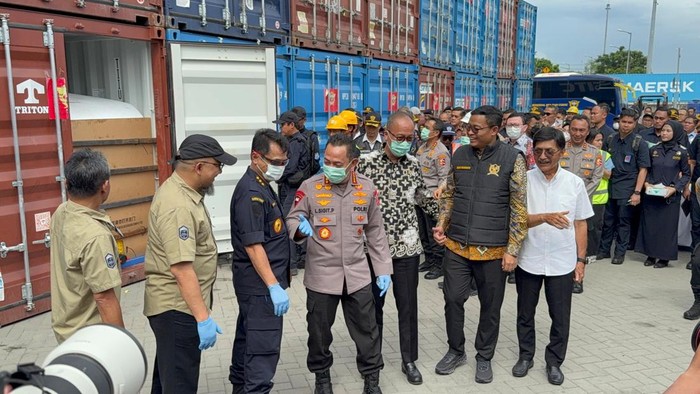 Kapolri Jenderal Listyo Sigit Prabowo saat pengungkapan kasus pelanggaran ekspor CPO di Buffer Area MTI NPCT 1 Jalan Terminal Kalibaru Raya, Cilincing, Jakarta Utara, Kamis (6/11/2025).
