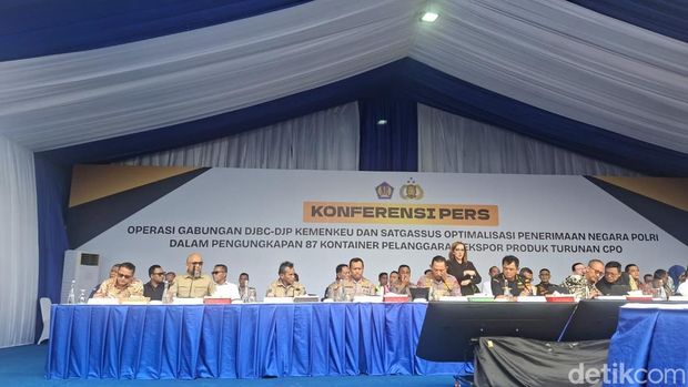 Kapolri Jenderal Listyo Sigit Prabowo menghadiri pengungkapan 87 kontainer terkait pelanggaran ekspor produk turunan minyak sawit mentah (crude palm oil/CPO). (Rumondang/detikcom)