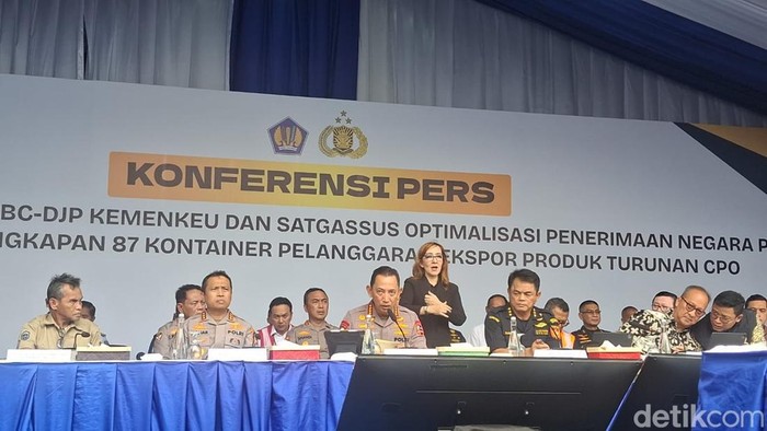 Kapolri Jenderal Listyo Sigit Prabowo menghadiri pengungkapan 87 kontainer terkait pelanggaran ekspor produk turunan minyak sawit mentah (crude palm oil/CPO). (Rumondang/detikcom)