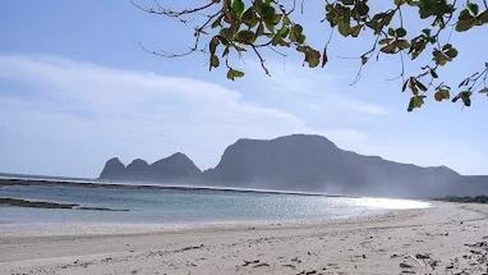 Keindahan Pantai Tropical di Kabupaten Sumbawa Barat, Nusa Tenggara Barat (NTB). (Foto: Google Maps/Imam Opening)