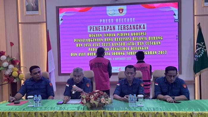 Kejati Papua Barat menetapkan HJT dan BEPM sebagai tersangka korupsi pengadaan ATK, merugikan negara Rp 4,5 miliar. Keduanya ditahan untuk penyidikan.