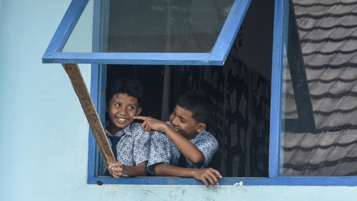 Sejumlah santri mengikuti kegiatan belajar mengajar di Pondok Pesantren Darussalam, Kabupaten Ciamis, Jawa Barat, Kamis (6/11/2025). Kementerian Agama menjalankan program Pesantren Ramah Anak di 512 pesantren percontohan untuk mencegah kekerasan di lingkungan pendidikan pesantren melalui program penguatan dasar, akselerasi, dan kemandirian. ANTARA FOTO/Adeng Bustomi