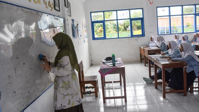 Sejumlah santri mengikuti kegiatan belajar mengajar di Pondok Pesantren Darussalam, Kabupaten Ciamis, Jawa Barat, Kamis (6/11/2025). Kementerian Agama menjalankan program Pesantren Ramah Anak di 512 pesantren percontohan untuk mencegah kekerasan di lingkungan pendidikan pesantren melalui program penguatan dasar, akselerasi, dan kemandirian. ANTARA FOTO/Adeng Bustomi