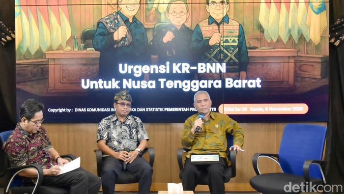 Kepala Bapedda NTB Iswandi (paling kanan) dan Sekdis Pariwisata NTB Mulki (tengah) saat menghadiri Bincang Kamisan, Kamis (6/11/2025). (Foto: Ahmad Viqi/detikBali).