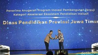 Kepala Dinas Pendidikan Jatim Aries Agung meraih penghargaan Anugerah Figur Akselerator Kemajuan kategori Inovasi Ekosistem Pendidikan Inklusif dalam ajang detikJatim Awards 2025