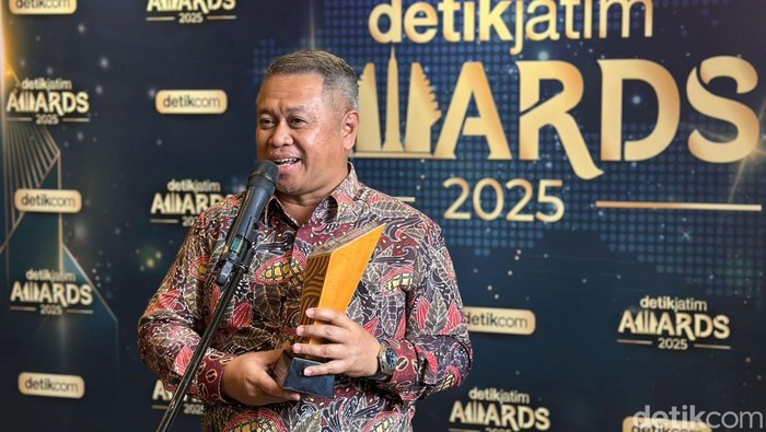 Kepala Dinas Perhubungan Jatim Nyono usai menerima detikJatim Awards 2025.