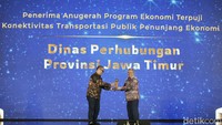 Kepala Dinas Perhubungan Pemprov Jatim Nyono menerima Anugerah Progam Ekonomi Terpuji dalam kategori Konektivitas Tranpostrasi Penunjang Ekonomi.
