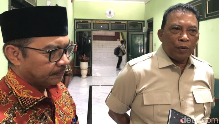 Deputi Bidang Pemantauan dan Pengawasan BGN, Letjen TNI (Purn) Dadang Hendra Yudha (kanan), bersama Wali Kota Jogja Hasto Wardoyo di Balai Kota Jogja, Kamis (6/11/2025).