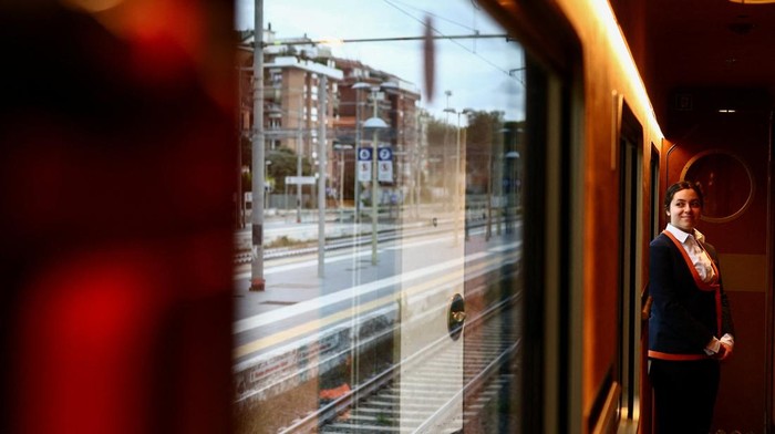 Passengers enjoy lunch in the dining car on board the Orient Express La Dolce Vita luxury train on its journey from Rome to Montalcino, near Grosseto, Italy October 30, 2025. REUTERS/Yara Nardi