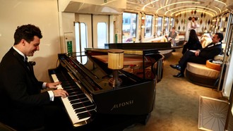 Sensasi Nostalgia Naik Kereta Bak di Istana