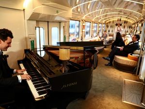 Sensasi Nostalgia Naik Kereta Bak di Istana