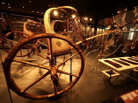 Kereta perang dari koleksi raja Mesir Tutankhamun dipamerkan pada hari pertama untuk pengunjung di galerinya, setelah pembukaan resmi Museum Besar Mesir (GEM), dekat kompleks piramida Giza, di Giza, Mesir, 4 November 2025. (REUTERS/Mohamed Abd El Ghany)