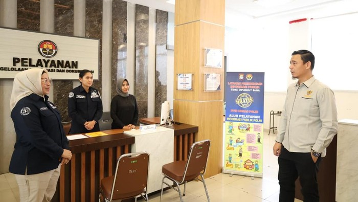 Ketua Komisioner Komisi Informasi Riau, Tatang Yudiansyah, mengapresiasi keterbukaan Polda Riau dalam memberikan informasi dan pelayanan kepada publik. Hal itu disampaikan Tatang saat berkunjung ke Polda Riau, Kamis (6/12/2025).