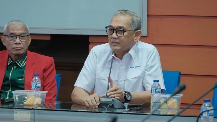 Ketua Senat Akademik Unhas Baharuddin Thalib saat menyerahkan 3 nama calon rektor ke MWA.