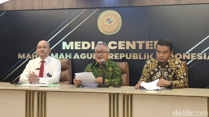 Ketua Umum Ikatan Hakim Indonesia (IKAHI) Yasardin memberikan keterangan saat konferensi pers terkait kasus kebakaran rumah hakim PN Medan (Brigitta Belia/detikcom)