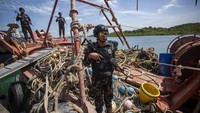 Personel PSDKP mengamankan kapal ikan asing di Pangkalan PSDKP Batam, Kepulauan Riau, Kamis (6/11/2025). ANTARA FOTO/Teguh Prihatna