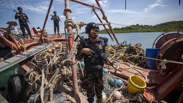 Dirjen PSDKP Pung Nugroho Saksono (kedua kiri) memeriksa kapal ikan asing (KIA) yang diamankan di Pangkalan PSDKP Batam, Kepulauan Riau, Kamis (6/11/2025). Kementerian Kelautan dan Perikanan (KKP) menangkap satu kapal perikanan asing berbendera Vietnam dengan nama lambung HP 9213 TS (70 GT) beserta tiga awak kapal yang melakukan penangkapan ikan secara ilegal di WPPNRI 711 Laut Natuna Utara Utara. ANTARA FOTO/Teguh Prihatna/foc.