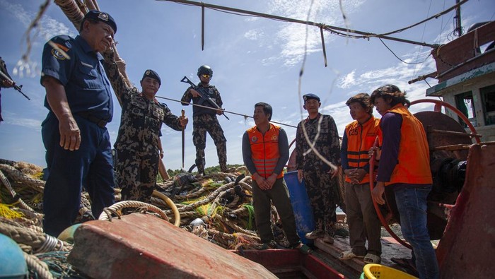 Dirjen PSDKP Pung Nugroho Saksono (kedua kiri) memeriksa kapal ikan asing (KIA) yang diamankan di Pangkalan PSDKP Batam, Kepulauan Riau, Kamis (6/11/2025). Kementerian Kelautan dan Perikanan (KKP) menangkap satu kapal perikanan asing berbendera Vietnam dengan nama lambung HP 9213 TS (70 GT) beserta tiga awak kapal yang melakukan penangkapan ikan secara ilegal di WPPNRI 711 Laut Natuna Utara Utara. ANTARA FOTO/Teguh Prihatna/foc.