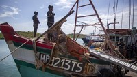 KKP menangkap satu kapal berbendera Vietnam, HP 9213 TS (70 GT), karena melakukan penangkapan ikan ilegal di WPPNRI 711 Laut Natuna Utara. ANTARA FOTO/Teguh Prihatna