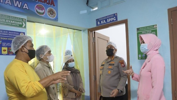 Kapolresta Serang Kota, Kombes Yudha Satria, meninjau dua lokasi Satuan Pelayanan Pemenuhan Gizi (SPPG), yakni SPPG Wicaksana Laghawa dan SPPG Sepang.