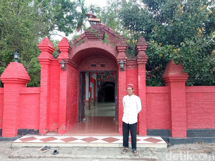 Kompleks Makam Mbah Buyut Tambi, Indramayu