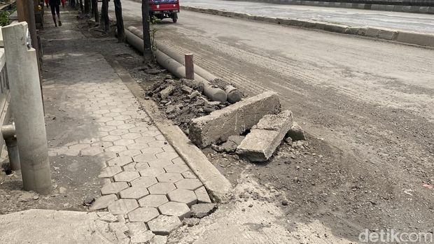 Kondisi jalan rusak dan pembatas ambrol di Jalan Pantura Kaligawe Raya, Kecamatan Genuk, Kota Semarang, Kamis (6/11/2025). Kondisi jalan rusak dan pembatas ambrol di Jalan Pantura Kaligawe Raya, Kecamatan Genuk, Kota Semarang, Kamis (6/11/2025).