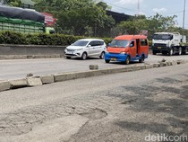 Jalan Pantura Semarang Rusak Usai Banjir, Aspal Retak-Pembatas Ambrol