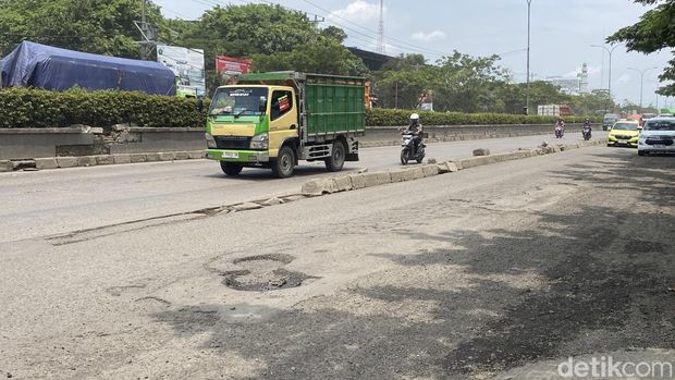 Kondisi jalan rusak dan pembatas ambrol di Jalan Pantura Kaligawe Raya, Kecamatan Genuk, Kota Semarang, Kamis (6/11/2025). Kondisi jalan rusak dan pembatas ambrol di Jalan Pantura Kaligawe Raya, Kecamatan Genuk, Kota Semarang, Kamis (6/11/2025).