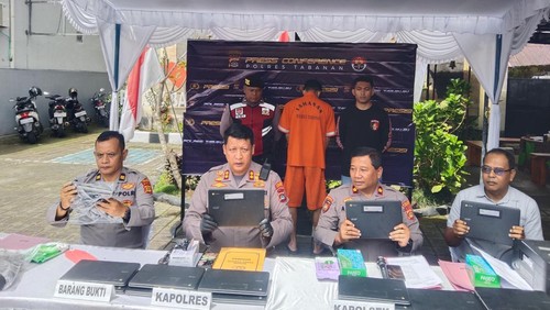 Konferensi pers kasus pencurian alat elektronik di Mapolsek Baturiti, Tabanan, Kamis (6/11/2025). (Foto: Krisna Pradipta/detikBali)