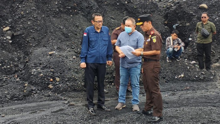 Kepala Kejaksaan Tinggi (Kajati) Bengkulu Victor Antonius Saragih Sidabutar mengecek barang sitaan korupsi tambang Rp 500 miliar.