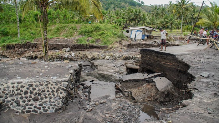 Petugas Balai Besar Wilayah Sungai (BBWS) Brantas menormalisasi aliran lahar hujan di Desa Gondoruso, Lumajang, Jawa Timur, Kamis (6/11/2025). Pemerintah Kabupaten Lumajang melalui instansi terkait melakukan normalisasi jalur aliran lahar hujan, membangun tanggul darurat, serta memperpanjang status tanggap darurat bencana pada 814 November. ANTARA FOTO/Irfan Sumanjaya/nz