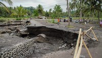 Akses jalan terputus di sejumlah titik setelah material vulkanik dan lumpur menutup permukaan aspal. ANTARA FOTO/Irfan Sumanjaya  