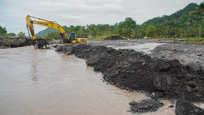 Petugas Balai Besar Wilayah Sungai (BBWS) Brantas menormalisasi aliran lahar hujan di Desa Gondoruso, Lumajang, Jawa Timur, Kamis (6/11/2025). Pemerintah Kabupaten Lumajang melalui instansi terkait melakukan normalisasi jalur aliran lahar hujan, membangun tanggul darurat, serta memperpanjang status tanggap darurat bencana pada 814 November. ANTARA FOTO/Irfan Sumanjaya/nz