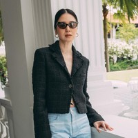 Singapura kembali menjadi tuan rumah peragaan Chanel. Perhelatan ini tak dilewatkan oleh para pesohor dari seluruh dunia, tanpa terkecuali Indonesia yang diwakili aktris Laura Basuki dan Putri Marino. Saat menghadiri fashion show koleksi Chanel Cruise 2025/2026 yang digelar di Raffles Hotel pada Selasa (4/11/2025) itu, Laura Basuki bergaya semi-preppy dalam balutan blazer hitam berbahan tweed khas Chanel yang dipadu dengan wide-lag jeans. (Foto: Dok. Chanel)