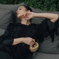 Sementara itu, Laura memilih dress hitam yang dikontraskan dengan tas mungil Chanel berwarna emas. (Foto: Instagram/@putrimarino)