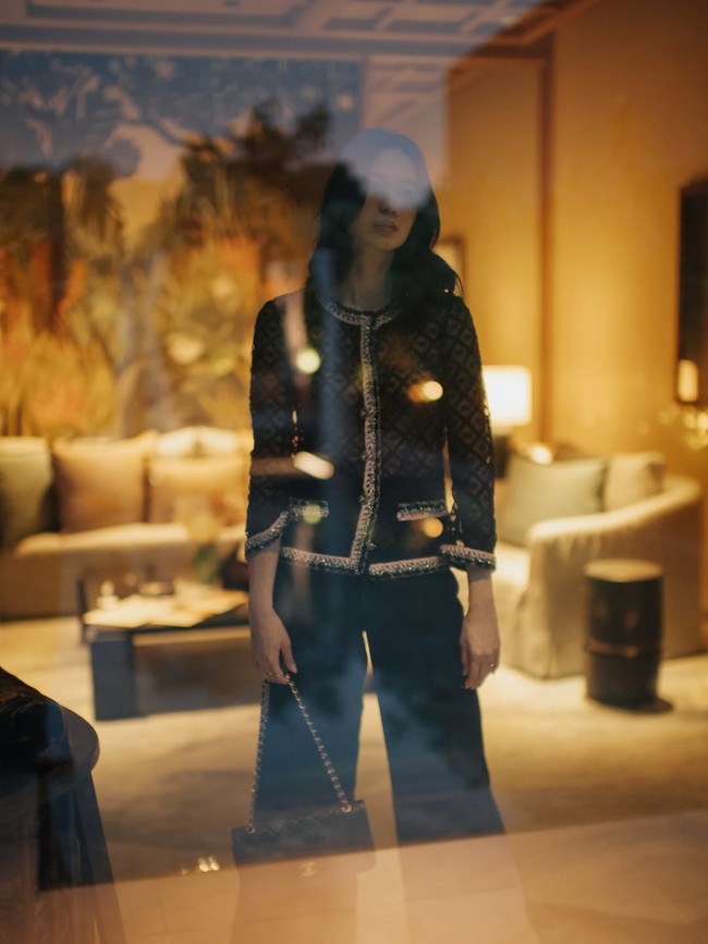 Untuk sesi pemotretan di sela kunjungan, Laura Basuki bersolek dengan pant-suit tweed hitam Chanel yang sukses memancarkan aura elegan klasiknya. (Foto: Instagram/@laurabas)