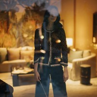 Untuk sesi pemotretan di sela kunjungan, Laura Basuki bersolek dengan pant-suit tweed hitam Chanel yang sukses memancarkan aura elegan klasiknya. (Foto: Instagram/@laurabas)