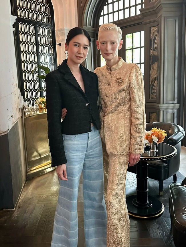 Gaya Laura terkesan rileks, tapi tetap terasa elegan. Maka ketika berfoto bersama Tilda Swinton, aktris Hollywood yang juga pemenang Oscar, Laura tak kalah memukau. (Foto: Instagram)