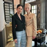 Gaya Laura terkesan rileks, tapi tetap terasa elegan. Maka ketika berfoto bersama Tilda Swinton, aktris Hollywood yang juga pemenang Oscar, Laura tak kalah memukau. (Foto: Instagram)