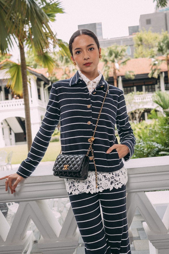 Penampilan maksimal juga diberikan Putri Marino dengan gaya layering yang chic. Ia memakai blus putih berbahan lace yang dibungkus kemeja bergaris dan celana senada. (Foto: Dok. Chanel)
