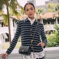 Penampilan maksimal juga diberikan Putri Marino dengan gaya layering yang chic. Ia memakai blus putih berbahan lace yang dibungkus kemeja bergaris dan celana senada. (Foto: Dok. Chanel)