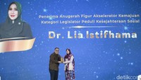 Anggota Komite III DPD RI dari Dapil Jawa Timur, Lia Istifhama menerima Anugerah Figur Akselerator Kemajuan dalam detikJatim Awards 2025. Penghargaan ini diberikan atas dedikasinya memperjuangkan perlindungan sosial dan jaminan kebutuhan dasar bagi masyarakat.
