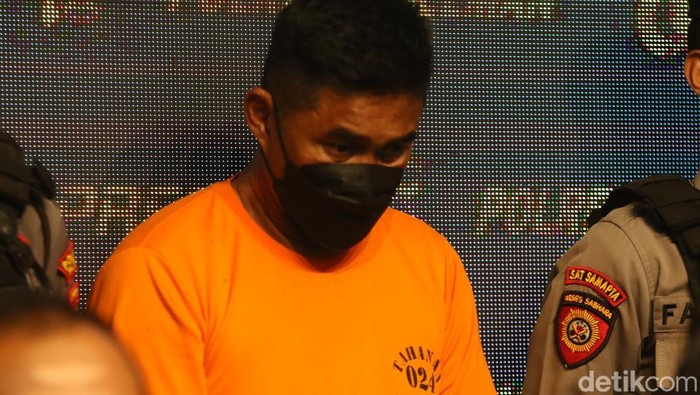 Lukas Budi Widodo yang tega membunuh pacarnya di kontrakan daerah Mejing Wetan, Gamping, Sleman, dihadirkan saat rilis kasus di Polresta Sleman, Kamis (6/11/2025)