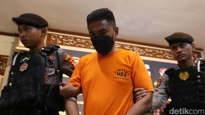 Lukas Budi Widodo yang tega membunuh pacarnya di kontrakan daerah Mejing Wetan, Gamping, Sleman, dihadirkan saat rilis kasus di Polresta Sleman, Kamis (6/11/2025)