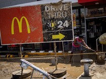Lumpur Menyelimuti Cebu Setelah Terjangan Topan Kalmaegi