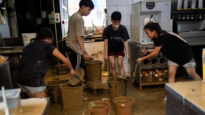Workers sweep mud out of a McDonald's restaurant in the aftermath of flooding brought on by Typhoon Kalmaegi in Consolacion, Cebu, Philippines, November 6, 2025. REUTERS/Eloisa Lopez