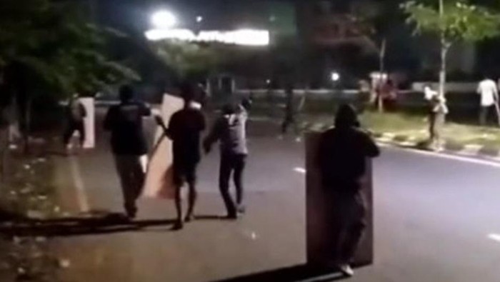 Kawanan geng motor diduga menyerang penjaga lahan milik PT Gowa Makassar Tourism Development (GMTD) di Jalan Metro Tanjung Bunga, Makassar