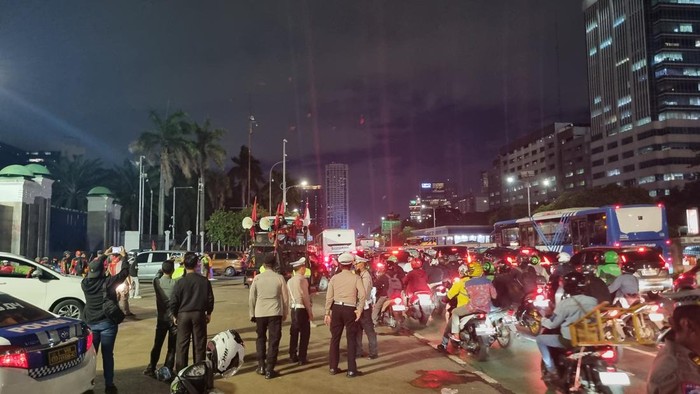 Aksi unjuk rasa massa buruh di depan gedung DPR, Jalan Gatot Subroto, Senayan, Jakarta, bubar. Arus lalu lintas (lalin) kendaraan di sekitar lokasi ke arah Slipi macet, Kamis (6/11/2025).