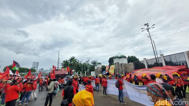 Massa buruh menggelar aksi unjuk rasa di depan Gedung DPR RI, Jalan Gatot Subroto, Jakarta Pusat hari ini. Massa menyampaikan aspirasi kenaikan upah buruh. (Taufiq S/detikcom)